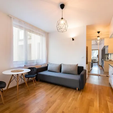 Jaktorowska Comfy By Bookinghost *