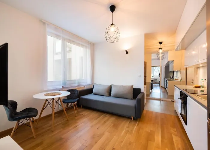 Jaktorowska Comfy By Bookinghost *